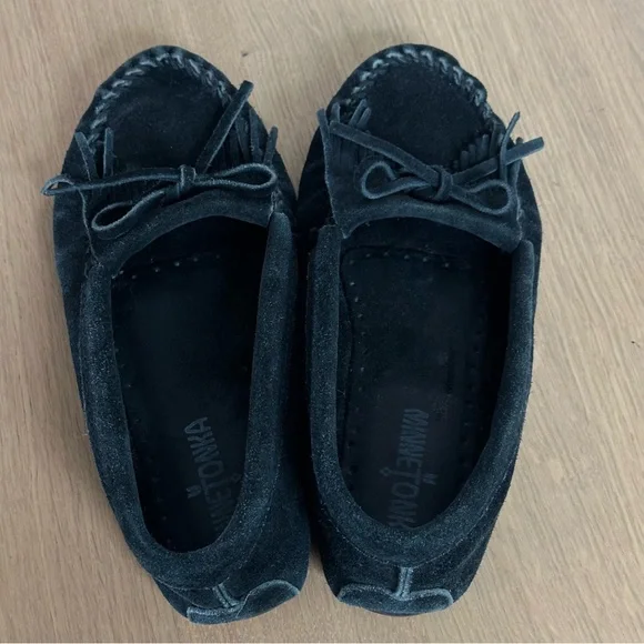Minnetonka Kilty Hardsole Suede Moccasin Loafer Slip On Black Size 7 Boho Indie - Picture 5 of 9